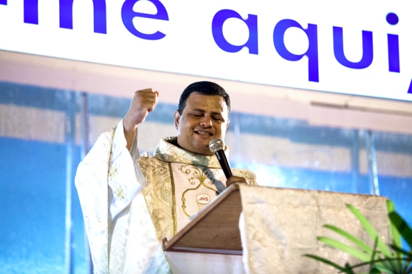 Padre Josemar Mota, celebrante da noite.