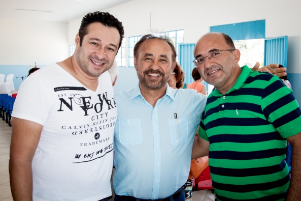 Astrogildo Miag ladeado pelos amigos Edmar e Marcílio Braga, organizadores do evento.
