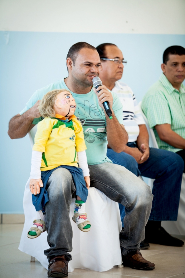 Professor Flávio e o boneco Zezinho.