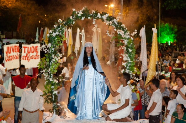 Jovens homenageiam Nossa Senhora do Rosário.