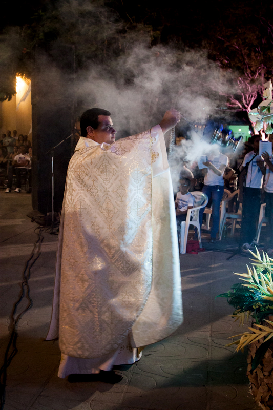 Padre Josemar Mota incensando a imagem de N. Sra. do Rosário.