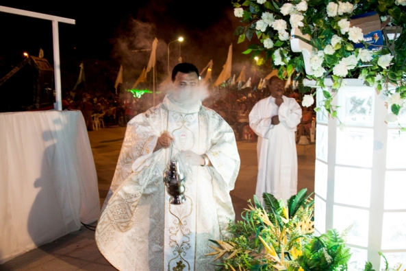 Padre Josemar Mota incensando-se.